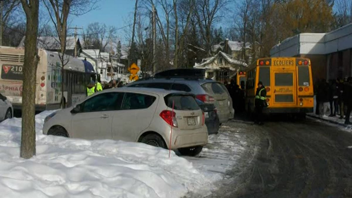 Do jeslí u Montrealu narazil autobus, podle policie schválně. Zemřely dvě děti